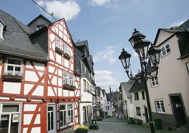 Charmante Straße mit roten und weißen Fachwerkhäusern und Laternen