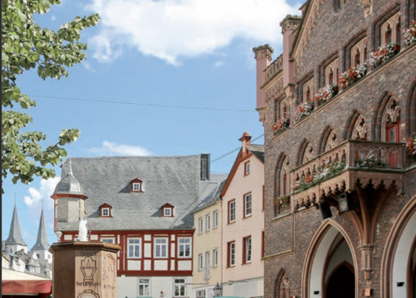 Schöne Architektur und Himmel in einer altdeutschen Stadt