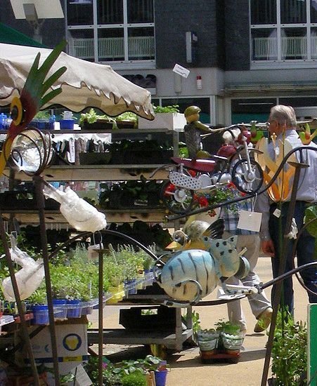 Bunte Figuren und Stände auf einem Außenmarkt bei schönem Wetter