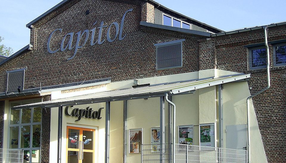 Ansicht des Capitol mit moderner Architektur und klarer Beschriftung
