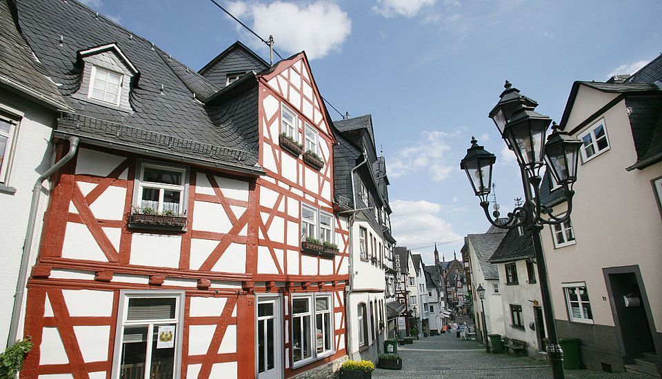 Charmante Straße mit roten und weißen Fachwerkhäusern und Laternen